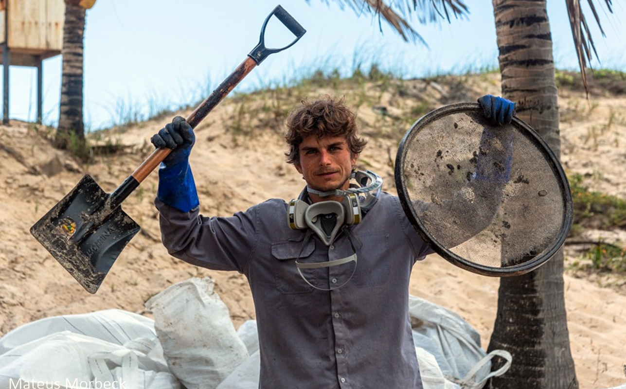 Arthur Sehbe conquista Prêmio Faz a Diferença por remoção de petróleo em praias baianas